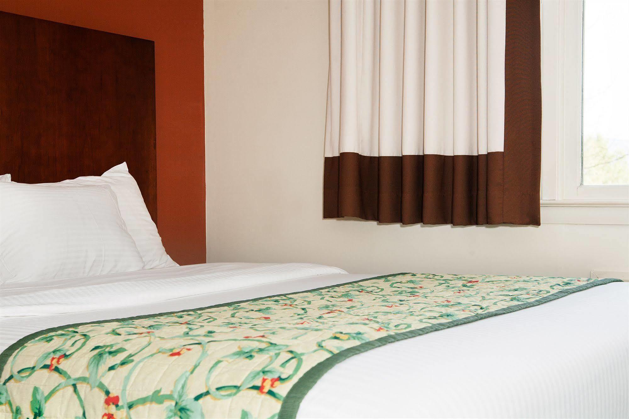 Red Carpet Inn And Suites Plymouth Εξωτερικό φωτογραφία